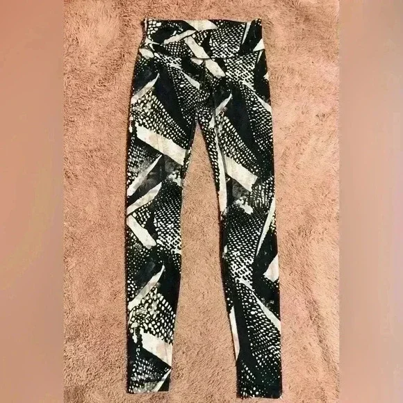 Lululemon Leggings in Black and White (Women's Size 6) - Picture 4 of 10